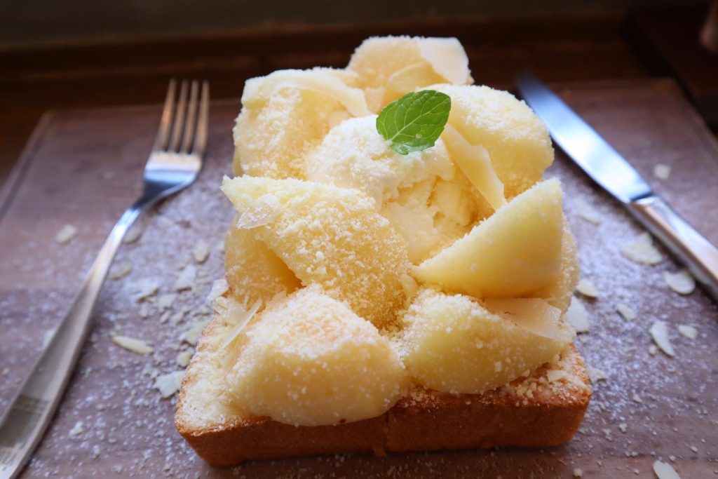 OSORA CAFE(オソラカフェ）の気まぐれトースト（パルメザンチーズと桃のトースト）