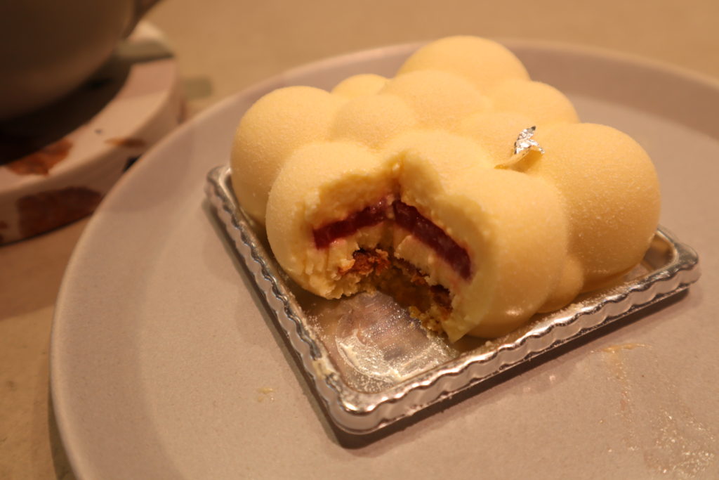 大阪中崎町のhannoc（ハノック）の雲の形をしたケーキ「ニュアージュ」