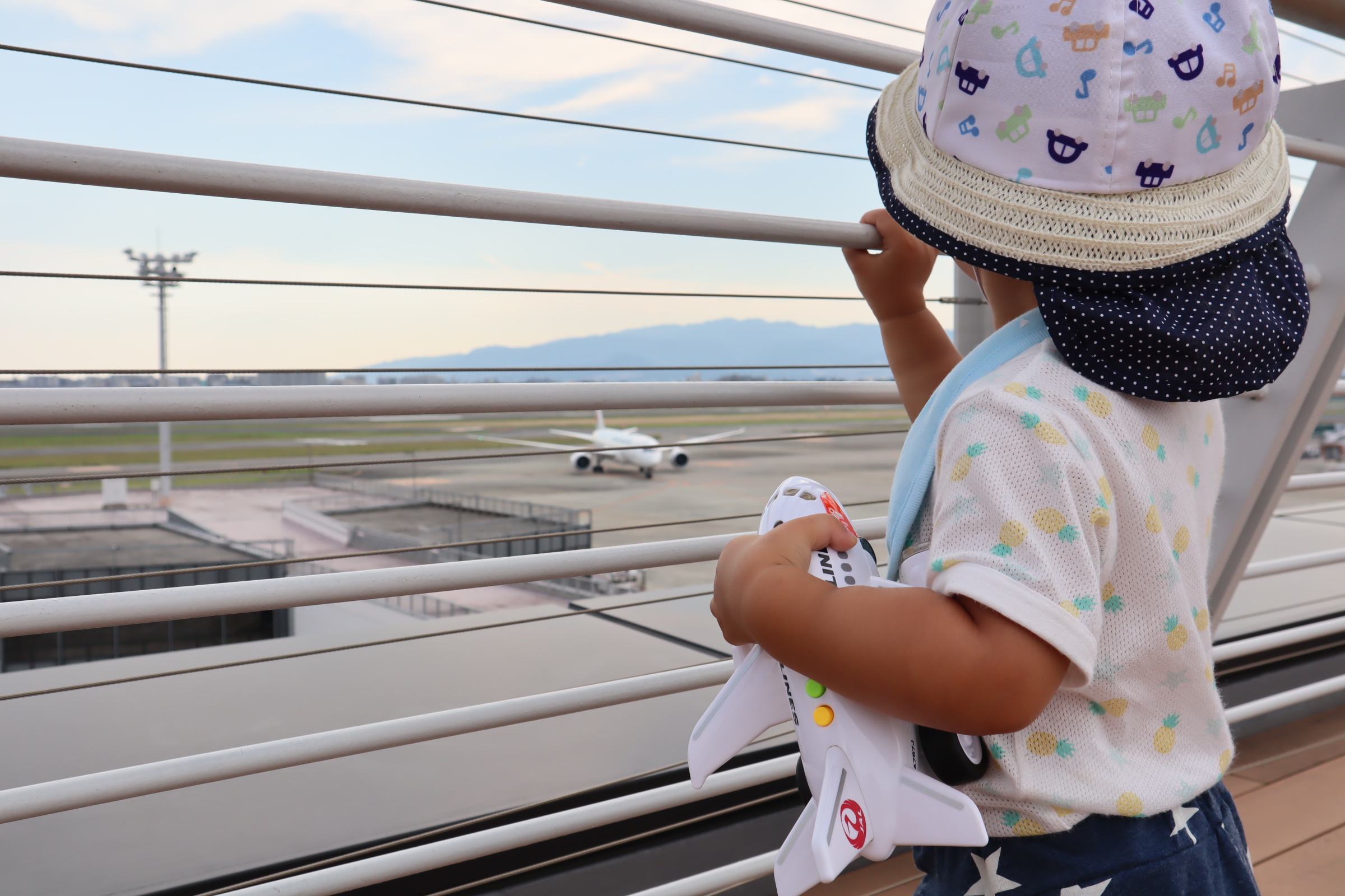 伊丹空港展望デッキ（スカイデッキ）から飛行機を見る子供