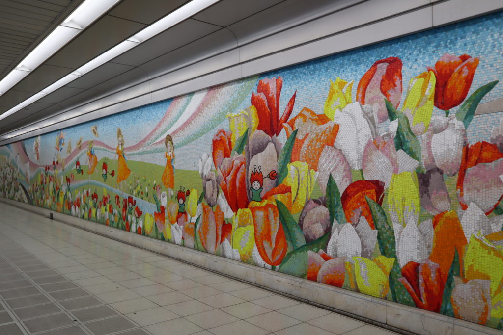 大阪の鶴見緑地公園の駅のお花のモザイクアート